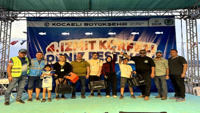 4. İzmit Körfezi Deniz Festivali renkli görüntülere sahne oldu; Sahilde şenlik, denizde yarış