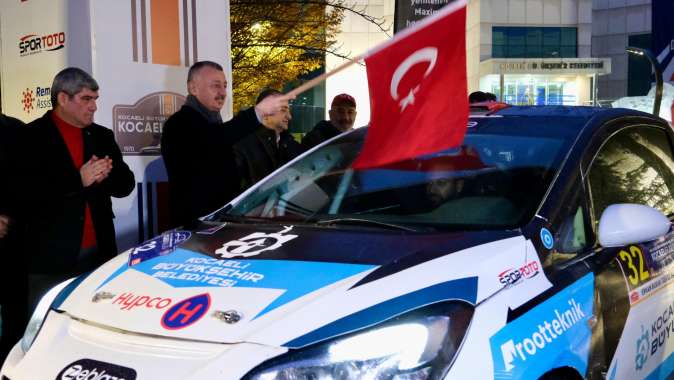 40. Kocaeli Rallisinin startını Başkan Büyükakın verdi