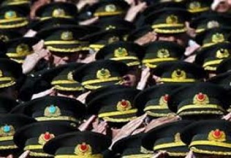 42 subay tarafından açılan davalarda, 50 bin TL maddî ve 100 bin TL manevî tazminat talep ediliyor. Subaylar dilekçelerinde, ordudan atıldıktan sonra işsiz kaldıklarını, toplumdan dışlandıklarını ve y