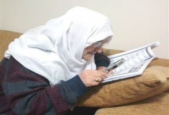 65 Yaşında Büyüteçle Kur'an Öğrendi