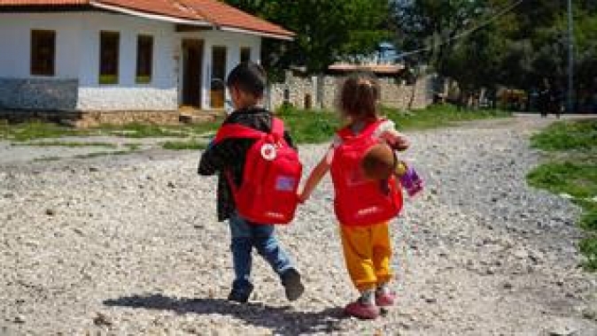 AÇEV’den okulun ilk gününde ihtiyaç sahibi çocuklara destek