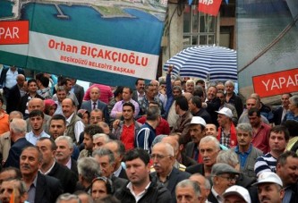 AK Parti mitinginde bozkurt işareti gerginliği!