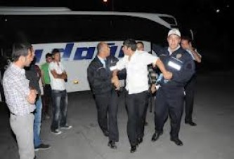 Ambulanstaki yaralıyı dövdüler!