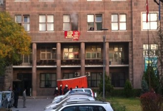 Ankara Üniversitesi'nde dekanın odasını ateşe verdiler