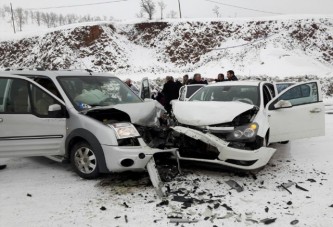 Araçlar kafa kafaya çarpıştı: 3 yaralı