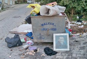Atatürk posterini çöpe attılar