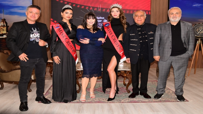 Aydan Şener yıllar sonra Miss Cruise güzelleri ile kraliçe pozu verdi.