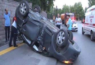 Başkent'te otomobil takla attı