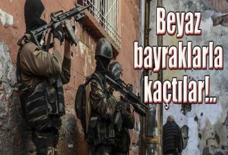 Beyaz bayraklarla kaçtılar!