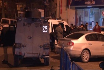 Beyoğlu'nda polis aracına kurşun