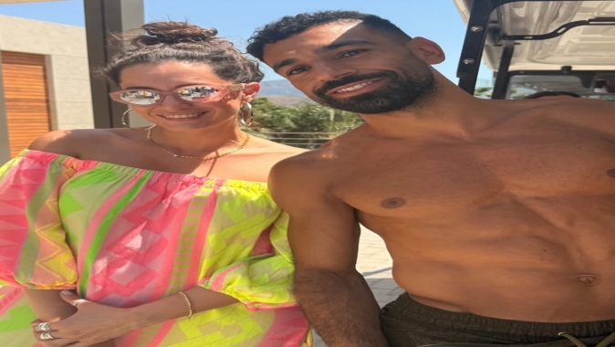 BODRUM’DA SÜRPRİZ BULUŞMA! OYUNCU HANDE DOĞANDEMİR VE FUTBOL YILDIZI MOHAMED SALAH AYNI KAREDE!