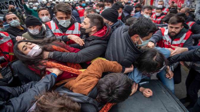 Boğaziçi Üniversitesi eylemlerinde öğrencilere polisten sert müdahale!