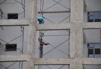 Bu işçiler canını hiçe sayıyor!