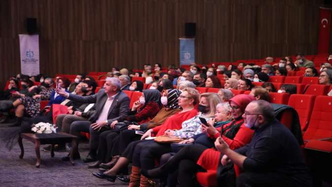 Büyükşehir Kadınlar Korosu’ndan muhteşem yıl sonu konseri