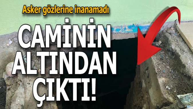 Caminin altından çıktı! Girişini tahta ve halıyla kapatmışlar