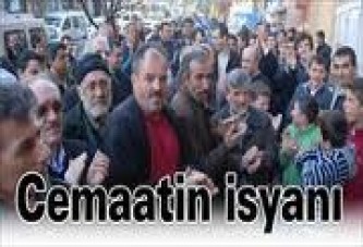 Cemaat imamı protesto etti