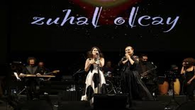 Çeşme Festivali 25 yıl aradan sonra yeniden başladı Zuhal Olcay konseriyle ilk gün coşkusu zirveye çıktı