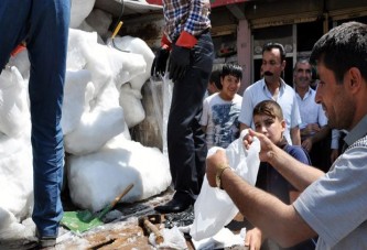 Dağlardan kamyonla getirdiği karları Cizre’de torbasını 3 liradan sattı