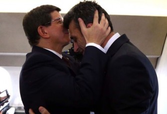 Davutoğlu Öztürk Yılmaz'ı alnından öptü