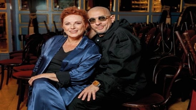 DERYA ALABORA ve OKAN BAYÜLGEN, “KANLI KABARE”DE SAHNEYİ PAYLAŞIYOR: