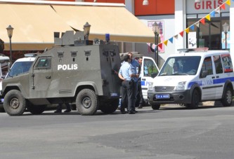 Diyarbakır'da bombalı eylemci alarmı