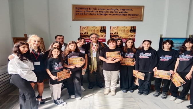 Dünya Sanat Günü'nde 39 Sanatçının eserleri Geleceğin Sanatçıları tarafından yorumlandı