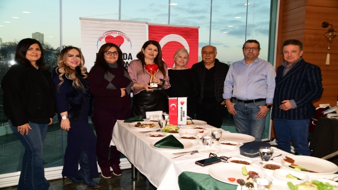 Dünyada İyilik Var Derneği üyeleri iftarda buluştular.