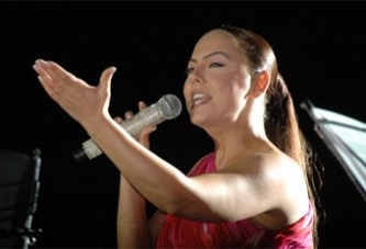 Ebru Gündeş ile Ferman Toprak arasında şarkı gerginliği