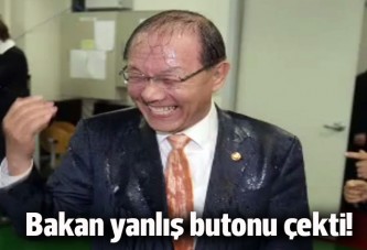 Eğitim bakanı yanlış butona basınca sırılsıklam oldu!