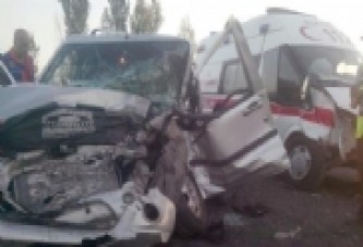 Elazığ'da ambulans ile otomobil çarpıştı: 1 ölü, 7 yaralı