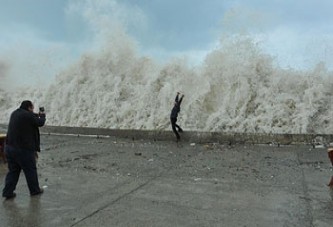 Fırtınada dalgalar 4 metreyi aştı