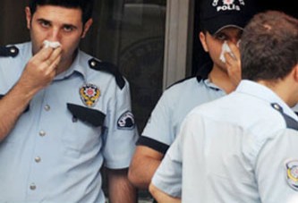 Gözaltına alınan kadınlar polis aracına pisledi