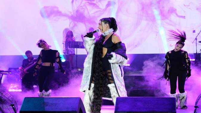 HANDE YENER’İN KURUÇEŞME’DEKİ BEĞENİ TOPLAYAN STİLİNİN ALTINDAN GECO STYLING’İN İMZASI ÇIKTI