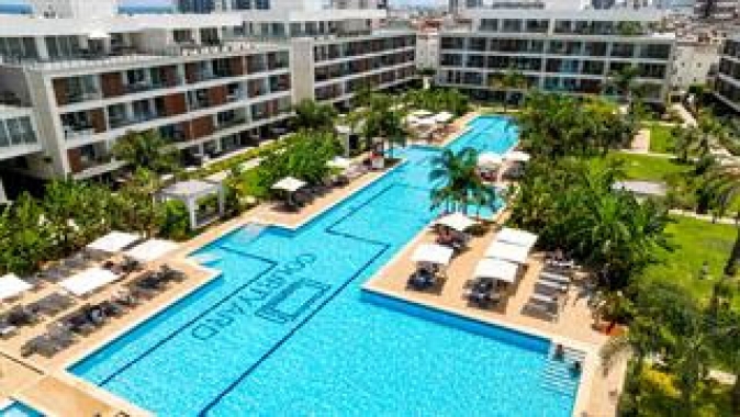 Hayalinizdeki Tatil, Courtyard Long Beachte