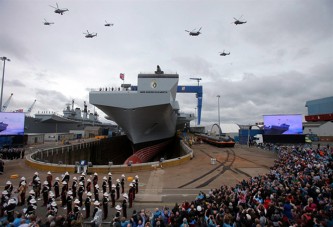 HMS Queen Elizabeth, törenle indirildi