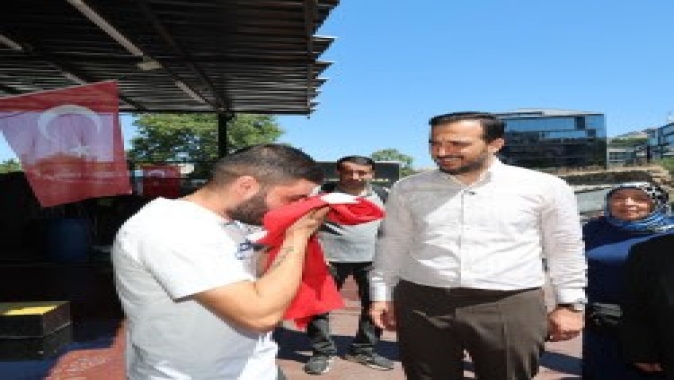 İstanbul ay yıldızla süslendi! Cumhurbaşkanı Erdoğan'ın çağrısına güçlü ses