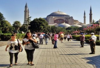 İSTANBUL'A GELEN AVRUPALILAR AZALIYOR İRANLI VE ARAPLAR ARTIYOR