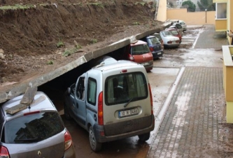 İstinat duvarı araçların üzerine yıkıldı