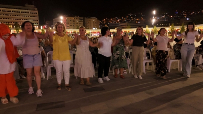 İzmit Milli İrade Meydanı’nda “Rockabesk” rüzgârı esti;