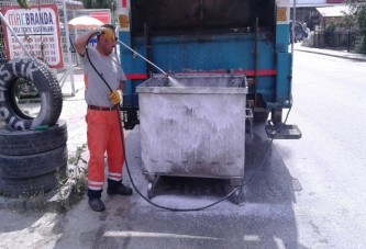 İzmit’te Çöp Konteynerlerı Sürekli Yıkanıyor