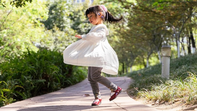 JBL, çocuklar için özel olarak tasarlanmış ilk açık kulaklıklarıyla “Junior” kulaklık serisini genişletiyor.