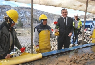 Kadın Madenciler Ekmeğini Taştan Çıkartıyor