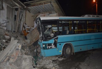 Karabük'te halk otobüsü eve girdi! Çok sayıda yaralı var