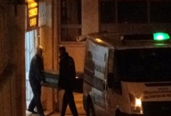 Karısını bıçakla öldürdü, polisi arayıp teslim oldu