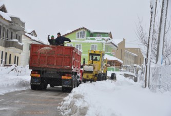 Kartepe’de kar mesaisi sürüyor