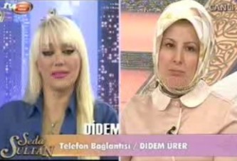 Kendisi de programa göğüsleri dar kıyafetle gelmiş!