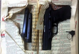 Kur'an içerisine gizlenmiş silah ele geçirildi