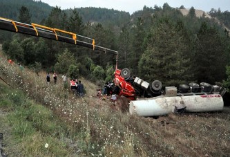 Kütahya'da asit yüklü TIR devrildi