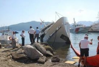 Lüks Tekne Sulara Gömüldü