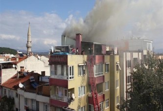 Mangal yaparken çatıyı yaktı